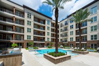Close to Everything in Downtown King bed Free Onsite Parking and WiFi - Houston - 4