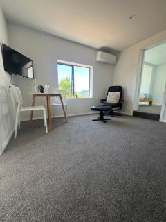 Sunny hillside central Nelson hideaway with city to sea views - Nelson - 1