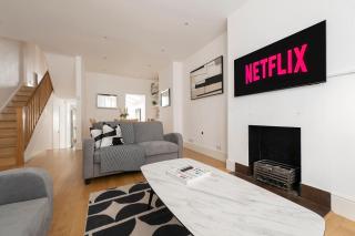 Fulham Spacious & Luxe House with Parking & Garden - 8