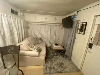 Cozy 1-bedroom mobile home with WiFi, AC in charming Silver City - 3
