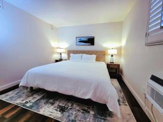 Beautiful Retreat 1 King Bed at Tempe Oasis Pool Spa & Clubhouse - 0