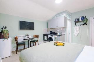 Victoria Park Studio 7 - 5 mins walk to Town Centre & Train Station - Leamington Spa - 5
