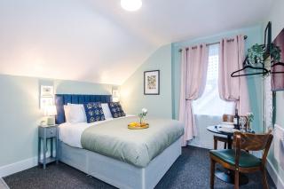 Victoria Park Studio 8 with Private Off-suite Shower Room down a flight of stairs from the main room, Free Parking, Free Netflix, Prime & DisneyPlus - 0