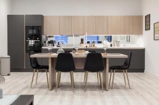 Grand Central Apartment - 2-Bedrooms - sleeps 6 comfortably - Perfect for Families - Contractors - Professionals - Central Station - 0