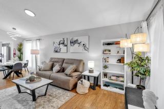 Charming Getaway in the Heart of Arlington Duplex - 2