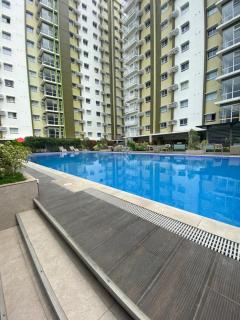 Budget Monochrome FREE Wifi, Netflix and Pool - Studio Type Condo in Mesaverte Residences - Cagayan de Oro - 3
