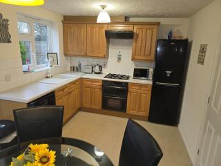 Ashford Luxury Town Retreat-Free Parking -Super Fast Wifi, Spacious, Back Garden & Garden Chairs - Ashford - 2