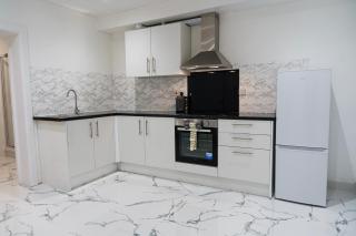 Contractors I Families I Relocators I Visitors - Luton - 1