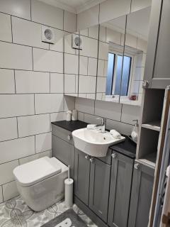 MODERN 3 BEDROOM PROPERTY WITH FREE DRIVEWAY PARKING by SHIRE STAYS - 1