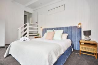 Renovated 5 Bedroom Retreat with Deck Fireplace - Red Hill - 1