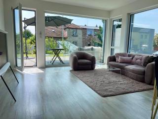 Modern apartment close to Tram and Airport, free parking - Prague - 1