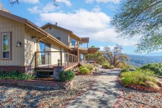 Spacious 3BR Retreat with Hot Tub & Mountain Views - Oakhurst - 1