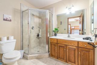 Spacious 3BR Retreat with Hot Tub & Mountain Views - Oakhurst - 3