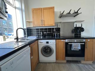 Central Halifax Work & Retreat Base - Two bedroom house - sleeps up to 4 - free parking and internet - 6