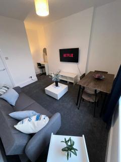 Modern Apartment Steps from Gloucester Quays - 8