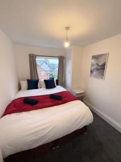 Modern Apartment Steps from Gloucester Quays - 0