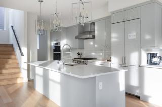 Elegant 3-Story House with Private Backyard in WA - Kirkland - 8