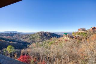 NEW Luxury Cabin with Breathtaking Views, Pool Access, Game Room - Sevierville - 8