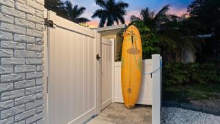 The Shark Tank Cocoa Beach - Downtown Cocoa Beach's Only 8BR, Sleeps 20 - 4 Units & Walk to Beach, Shops, Restaurants - Cocoa Beach - 8