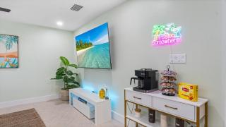 The Shark Tank Cocoa Beach - Downtown Cocoa Beach's Only 8BR, Sleeps 20 - 4 Units & Walk to Beach, Shops, Restaurants - Cocoa Beach - 2
