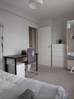 Double or twin room in town centre - East Grinstead - 7