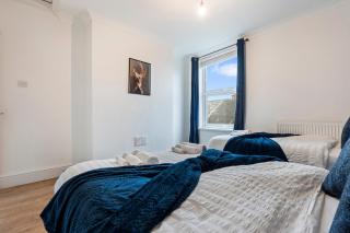 Luxe Stays - Seeps 8 - Free Parking - Modern Home - 4