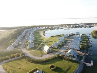 Modern lodge on the water in a national park - Tholen - 4