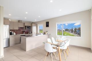 Townhouse close to CBD with onsite parking and garaging - Christchurch - 0
