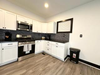 Fully Renovated Modern 4Bedroom 3Bath Home Close to Downtown Cleveland Fully Furnished - Cleveland - 4