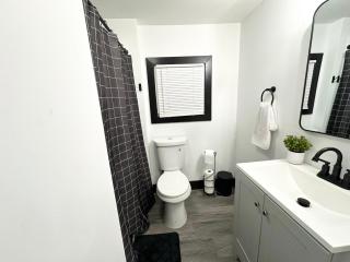Fully Renovated Modern 4Bedroom 3Bath Home Close to Downtown Cleveland Fully Furnished - Cleveland - 3