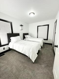 Fully Renovated Modern 4Bedroom 3Bath Home Close to Downtown Cleveland Fully Furnished - Cleveland - 2