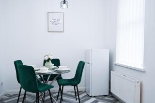 Spacious 3 Bed House - Walk to Metro - Free Parking, Sleeps 6 - Close to City Centre - 1