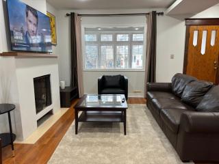 3 bdr home and bsmt with parking in Swansea High Park - Toronto - 8