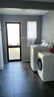 5 Bedroom Home in Hamilton - Hamilton - 2
