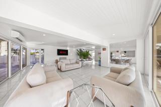 NEW Stunning 5BR Tropical Oasis by Bocobay - 2