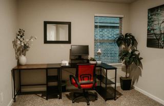 Mid-Term Hub 2 King Beds Workspace - 8