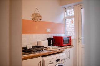 Spacious 3-Bedroom Liverpool Home Sleeps 6 Great Transport Links - 6