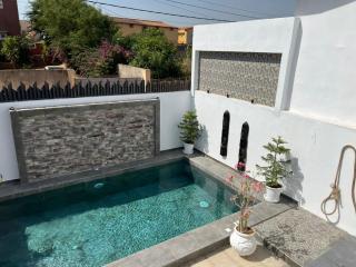 VILLA "MYKONOS" pour vos moments de détente en famille piscine privative, 3 chambre climatisées, salon climatise télé machine a laver cuisine, jardin arbore gardien parking 100 m de la plage - 7