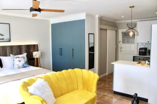 Yellow Couch Studio Apartment 1 KingBed - Cape Town - 4