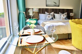 Yellow Couch Studio Apartment 1 KingBed - 6