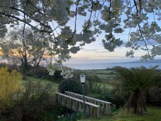 Cosy Donegal Cottage with Panoramic Sea Views - 9