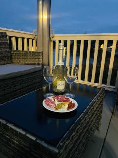 Lakeside Escape with Hot Tub - York - 7