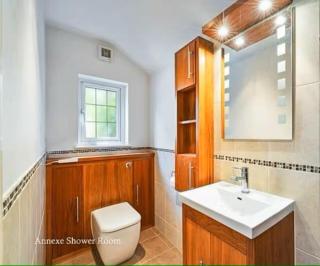 Beautiful 2 bedroom property in Sutton - 5