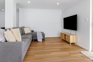 Stylish 5-Bedroom Home Geographe - 1