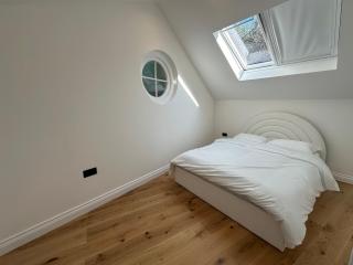 Modern House in Gated Compound - Londra - 5