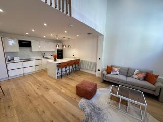 Modern House in Gated Compound - Londra - 9