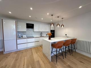 Modern House in Gated Compound - Londra - 6