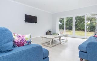 Family Home along Constantia Wine Route - 5