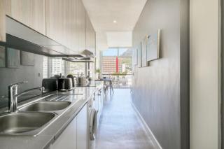 Stylish Spacious City Apartment - 4