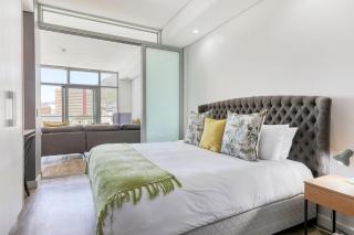 Stylish Spacious City Apartment - 8